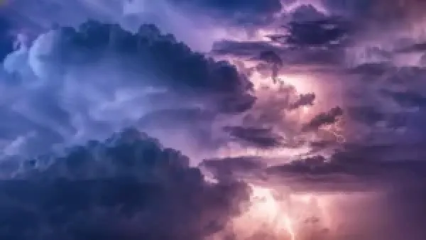 عاصفة شاملة تضرب 11 منطقة سعودية مصحوبة بسيول وبرد وانعدام رؤية تؤثر على السلامة العامة