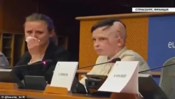 الطفل الأوكراني الذي فقد عائلته يحرك مشاعر البرلمان الأوروبي ويجبر الحضور على البكاء