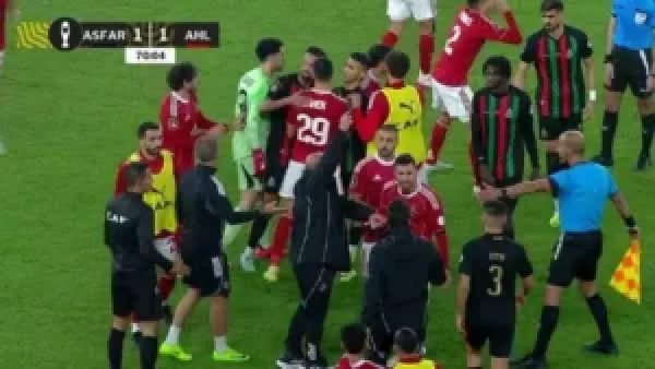 الكاف يحيل الأحداث المثيرة في مباراة الأهلي والجيش الملكي إلى لجنة الانضباط للتحقيق