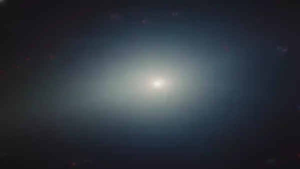 مذنب يشع بلون أخضر غامق يكشف العلماء سبب تغير لونه قبل اختفائه نهائياً