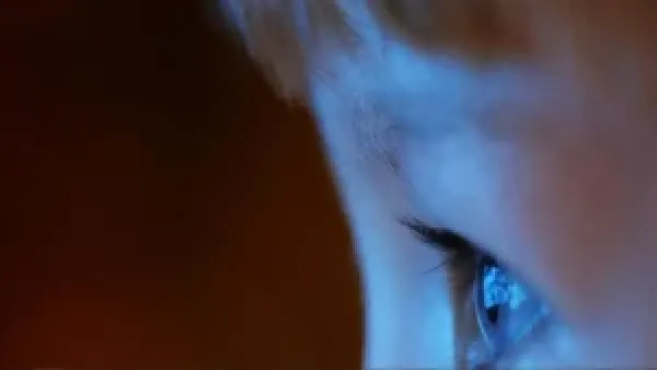 تأثير جلوس الأطفال أمام الشاشات على نمو الدماغ: كيف يعيق التعرض المستمر التطور العصبي للرضع؟