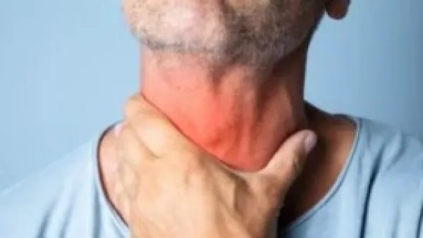 التهاب الحلق: لماذا يوصي الأطباء بالعسل والليمون قبل وصف المضادات الحيوية؟