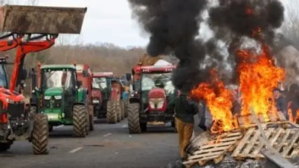 الجرارات تغلق الطرق.. احتجاجات المزارعين تشعل شوارع أوروبا وتعرقل حركة السفر قبل أعياد الميلاد