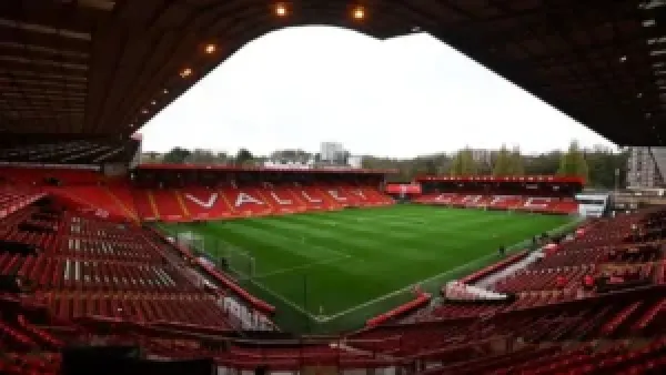 إصابة مشجع بأزمة قلبية توقف مباراة تشارلتون وبورتسموث في دوري الدرجة الأولى الإنجليزي