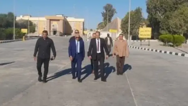 جولة ميدانية.. محافظ شمال سيناء يتابع دخول المساعدات لغزة عبر معبري رفح والعوجة