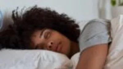 تخزين النوم يخفف أثر حرمان الساعات الليلية ويساعد على مواجهة ضغوط العمل والسفر