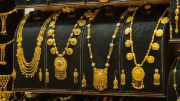 انهيار أسعار الذهب في اليمن يغير مشهد السوق بين صنعاء وعدن بأسعار متفاوتة بشكل حاد