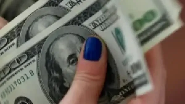 سعر شراء الدولار يتحدد قبل انطلاق جلسة التداول ويؤثر على السوق فوراً