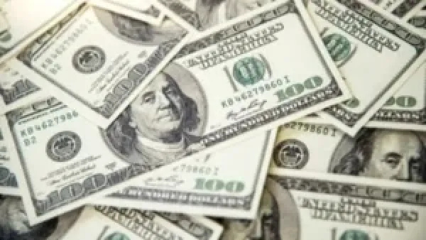 تفاوتات طفيفة في سعر الدولار بين البنوك المصرية تُبرز استقرار السوق النقدية