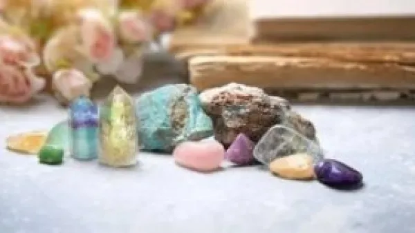 عند مفترق الطرق.. كيف تساعدك أحجار كريمة محددة على اتخاذ قرارات أكثر هدوءًا ووضوحًا؟