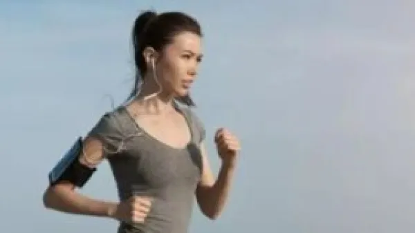 آلام الظهر بسبب العمل المكتبي؟ 5 تمارين منزلية تعيد استقامة عمودك الفقري.