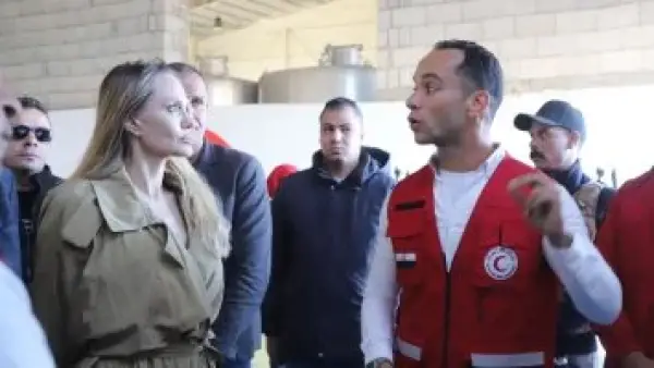 زيارة مفاجئة.. سيناء تستقبل أنجلينا جولي في مخازن الهلال الأحمر المصري وقوافل المساعدات