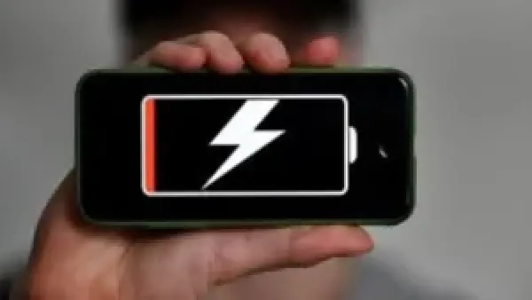 هل يؤثر ترك الهاتف متصلاً بالشاحن بعد الامتلاء على عمر البطارية؟