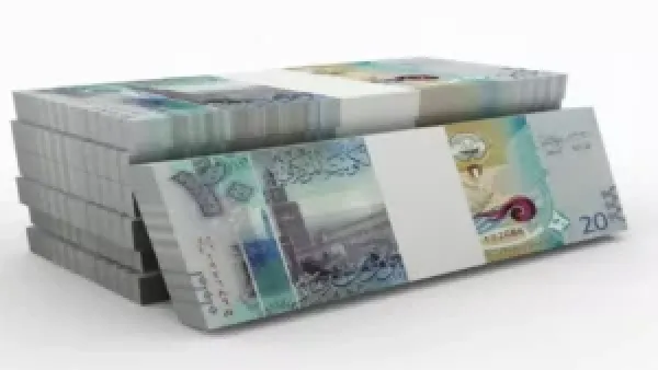 فارق 6.5 جنيه في أسعار الدينار الكويتي يكشف استغلالًا بنكيًا يضر المصريين