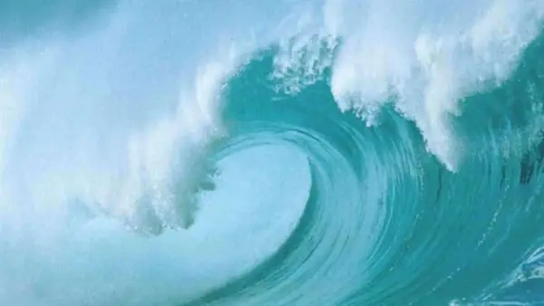 تحذير لمرتادي المتوسط.. اضطراب الملاحة البحرية ورياح قوية تضرب السواحل لمدة 3 أيام