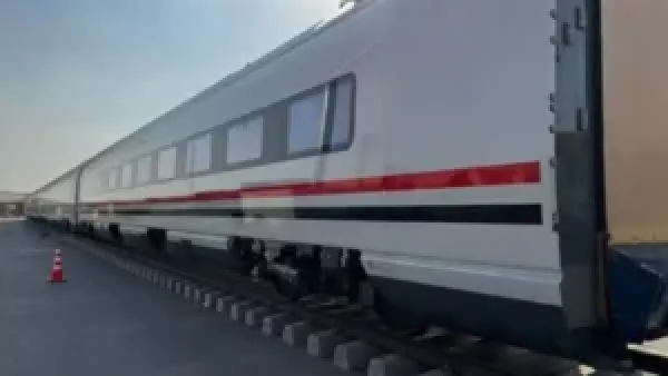 تصادم قطار مطروح بسيارة نقل محملة بأعمدة كهربائية يعيق الحركة ويحقق نجاحًا غير متوقع