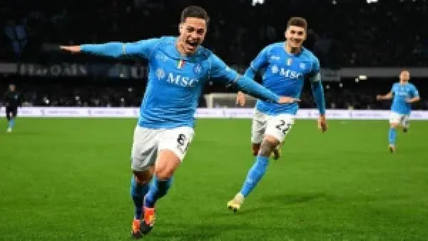 نابولي يتصدر الدوري الإيطالي بفوزه 2-1 على يوفنتوس في الجولة 14