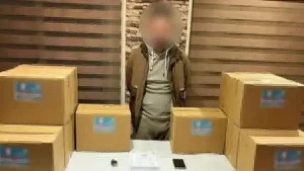 ضبط شخص يوزع سلعًا غير مصرح بها في محيط لجان القصاصين