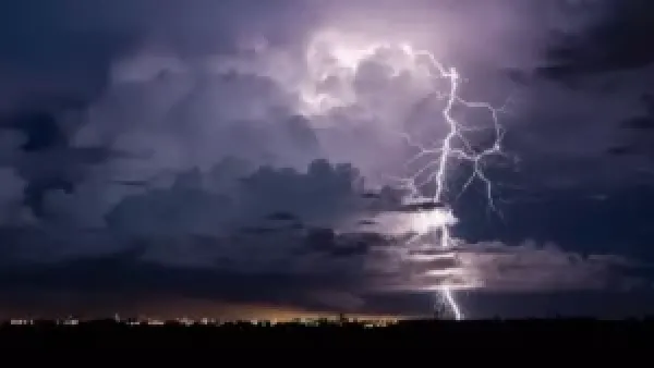 عاصفة جوية شاملة تضرب 8 مناطق في السعودية وتشل الحركة بسبب الأمطار الرعدية والبرد والضباب الكثيف