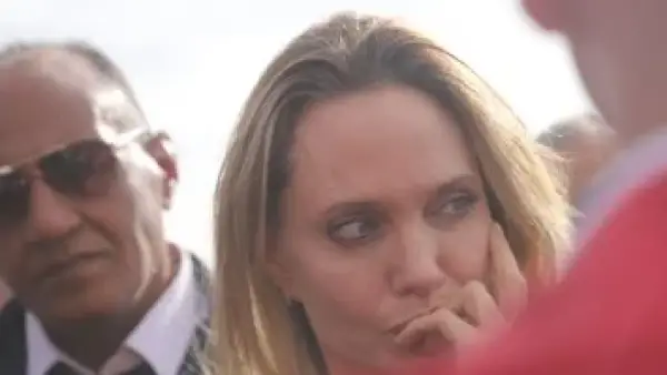 بموقف إنساني جديد.. أنجلينا جولي تعلن تضامنها مع فلسطين من أمام معبر رفح