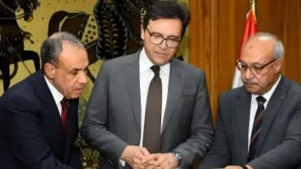 خرائط ووثائق تاريخية.. وزير الخارجية يتسلم مقتنيات نادرة لدار الكتب بعد ترميمها