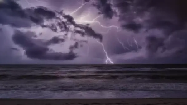 عواصف رعدية ورياح تعصف بأربع مناطق مع تجاوز سرعة الرياح للحدود القانونية في المدن