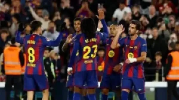 رافينيا يقود برشلونة لتعزيز الصدارة بفوز مهم على أوساسونا في الدوري الإسباني