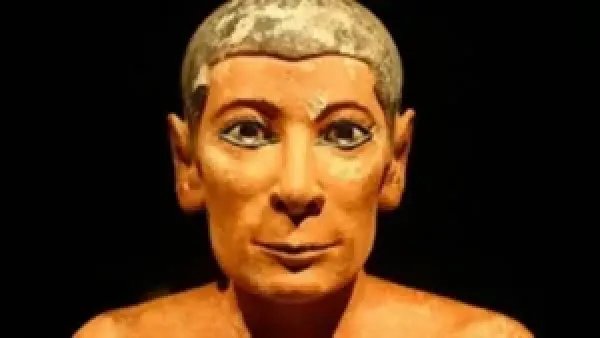 قطع أثرية مصرية نادرة في متحف اللوفر تواجه خطر التلف بعد تلف 400 كتاب منها