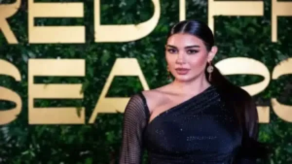 ارتباط ياسمين صبري بالعمرة ومهرجان البحر الأحمر يشعل جدلاً واسعاً على مواقع التواصل