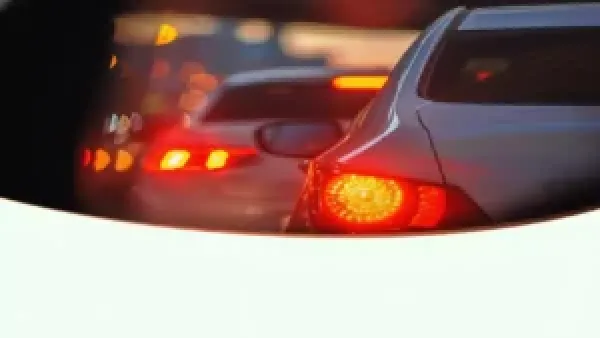 المرور السعودي يحدد 4 حالات تستوجب تخفيف السرعة وتحذر من المخالفات القانونية عند التجاوز