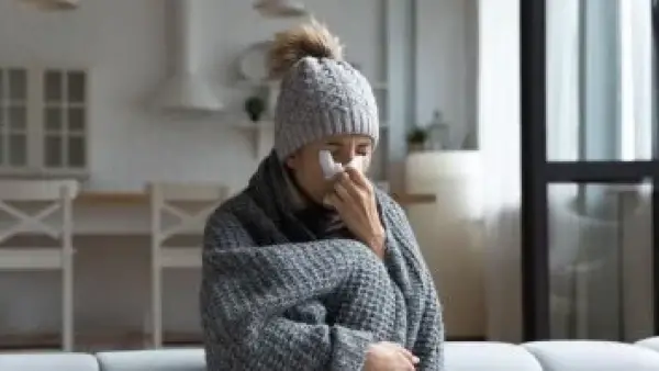 أعراض متشابهة.. كيف تفرق بين الإنفلونزا الموسمية ونزلة البرد في دقائق؟