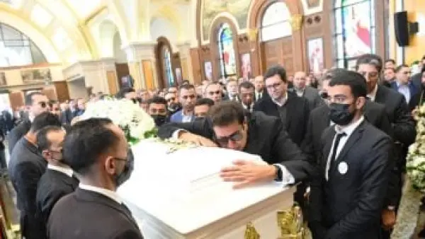 مصطفى شعبان أول الحضور.. هاني رمزي يستقبل المعزين في رحيل والدته بالكنيسة المرقمية