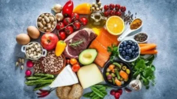 أطعمة تقوي الذاكرة وتعزز وظائف الدماغ: 8 خيارات غذائية ضرورية للصحة العقلية