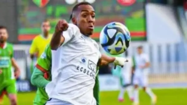 الأهلي يحسم موقفه من التعاقد مع المدافع الجزائري أشرف عبادة