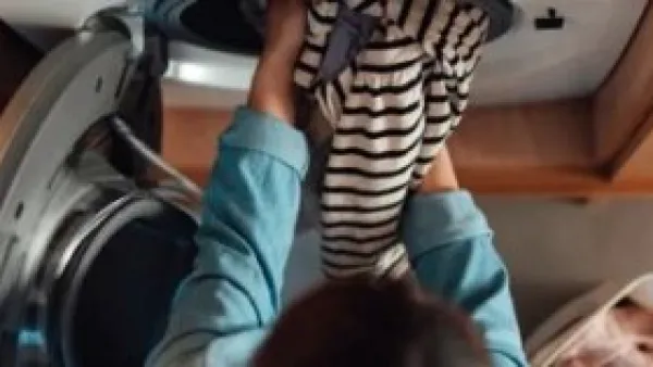 فرز الملابس بالألوان لا يكفي.. 6 عادات غسيل شائعة تتلف الأقمشة وتُبهت الأصباغ