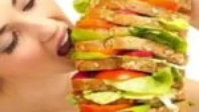 تفسير حلم شراهة الأكل في المنام يعكس تحذيرات وفرص خاصة للعزباء