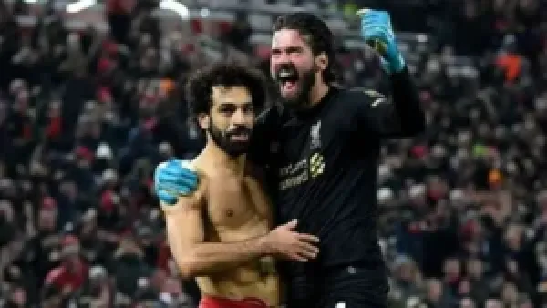 حارس ليفربول يرد على تصريحات محمد صلاح ويعزز دعم سلوت بعد جدل انتقال أليسون