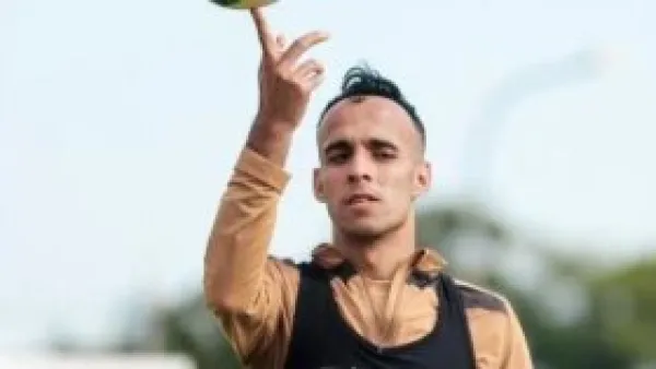 البنك الأهلي يراقب موقف ناصر منسي مع الزمالك تحسباً لرحيل أسامة فيصل