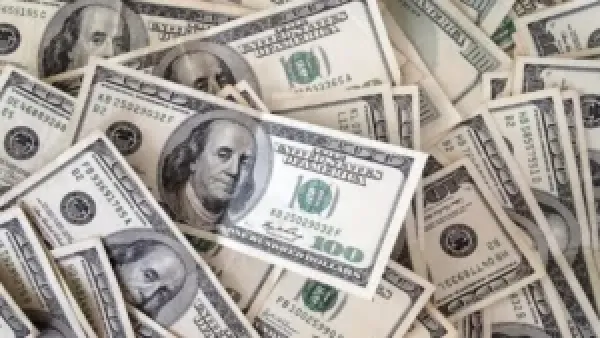 الرقم الجديد يصدم الأسواق.. انفجار مفاجئ في سعر صرف 100 دولار مقابل الدينار العراقي اليوم