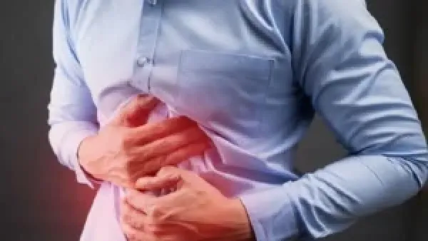 بدائل طبيعية لتخفيف آلام المعدة وتقليل الانتفاخ دون أضرار الأدوية