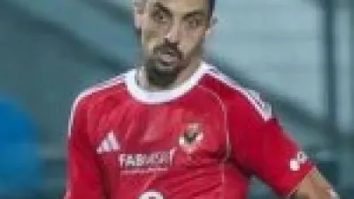 إصابة مفاجئة.. ألم الركبة يهدد مشاركة طاهر محمد طاهر في مباراة المحلة ونشاط تدريبات الأهلي
