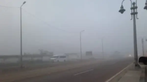تحذير لمرتادي الطرق.. ضباب كثيف يغطي المحافظات وسط انخفاض حاد في درجات الحرارة ليلًا