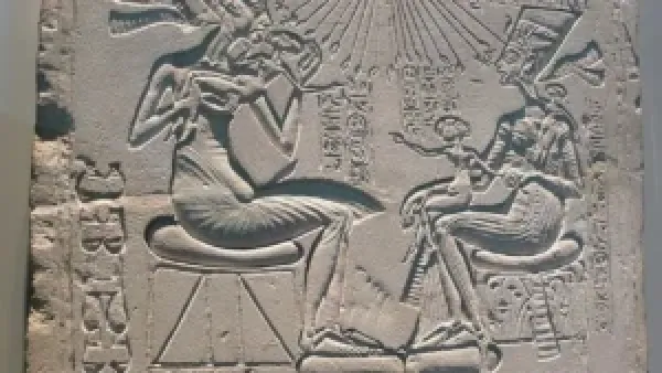 مرض أخناتون يحول وجه الفرعون ويفجّر أزمة في علاقته بنفرتيتي في بداية حكمه
