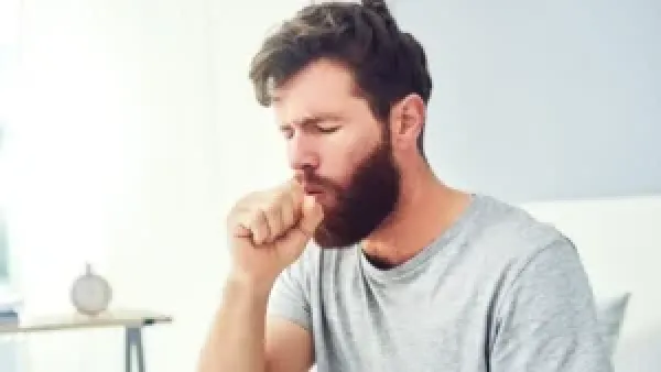 زيادة الكحة عند الاستحمام بالماء الساخن.. كيف يهيج بخار الماء الحلق ويؤثر على التنفس؟