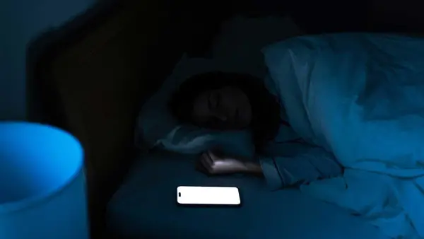 تحذير طبي ليلى.. مخاطر صحية مروعة قد يسببها هاتفك المحمول بجانب السرير