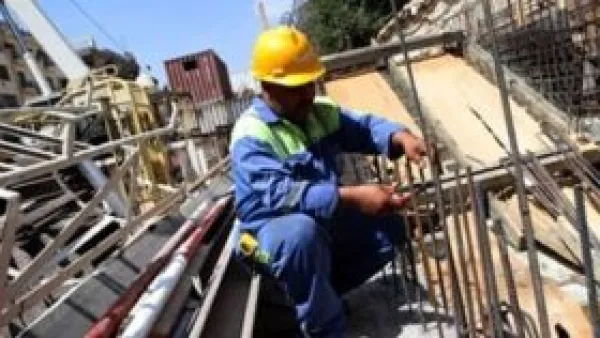 سعر الحديد يتجنب التقلبات.. كيف تكبح قوة الدولار وتراجع الطلب حركته؟