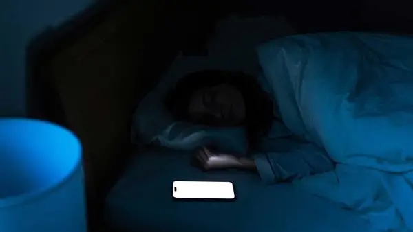 تحذير طبي صادر.. 4 أمراض خطيرة يسببها النوم بجانب الهاتف المحمول المحمول سنياً