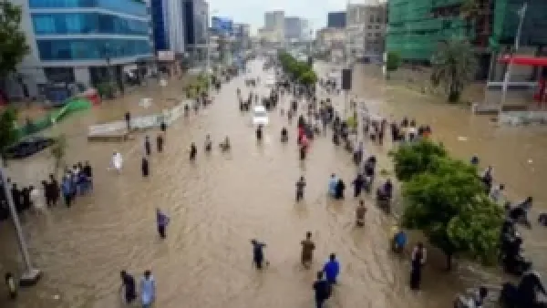 ارتفاع قتلى الفيضانات والانهيارات الأرضية في إندونيسيا إلى 19 مع تواصل الفرق للبحث والإنقاذ