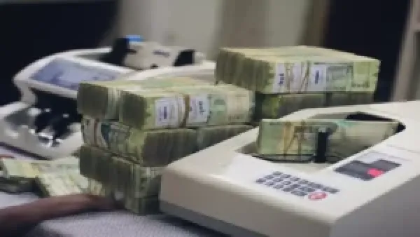 فجوة 300% في أسعار صرف الدولار بين عدن وصنعاء تهدد الاستقرار المالي وتزيد الضغط على الاقتصاد اليمني