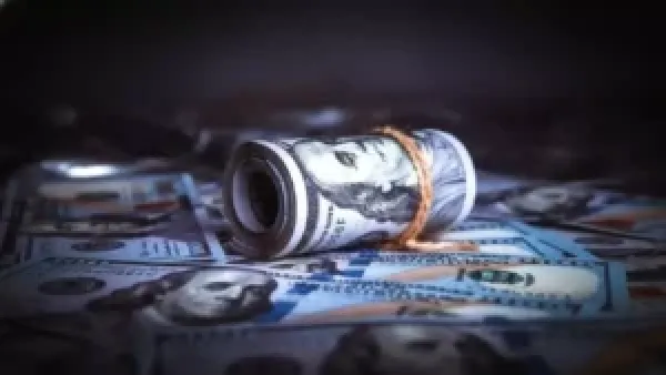 تفاوت سعر الدولار في اليمن بين المدن يتسبب بخسائر تصل إلى 1000 ريال للأسر